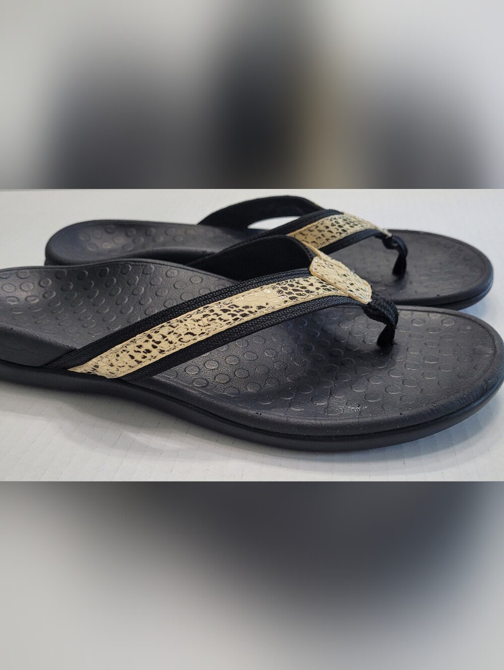Women’s Snake Skin Flip Flop Sandals 8M Vionic Good Used Condition